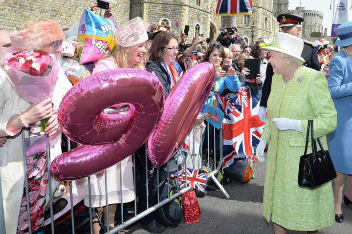 Ibu empat anak tersebut mengalahkan rekor menjadi raja terlama memerintah Inggris melewati nenek buyutnya, Ratu Victoria, yang memerintah selama 63 tahun.