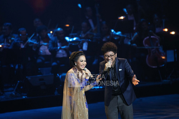 Penyanyi Kunto Aji duet bersama Sundari Soekotjo. 