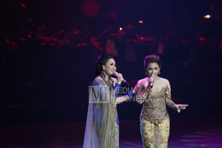 Penyanyi Rossa duet bersama Sundari Soekotjo. 