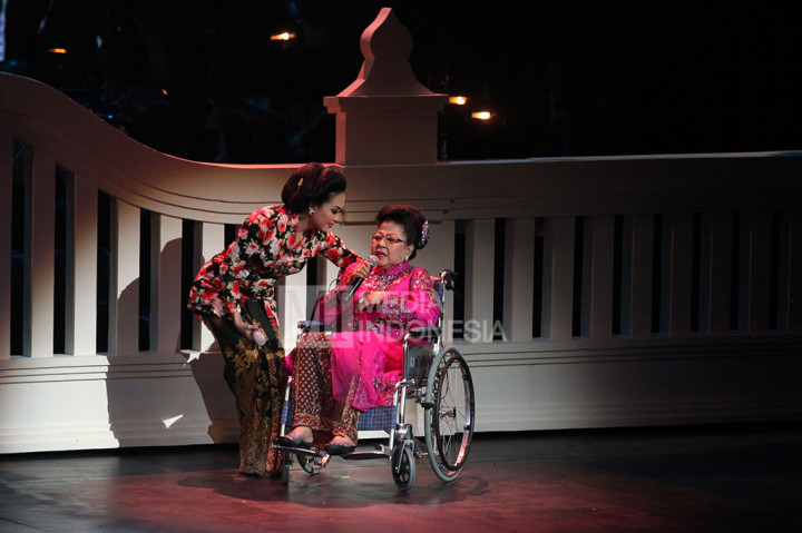 Sundari Soekotjo (kiri) dan Waldjinah tampil dalam konser di Ciputra Artpreneur Theatre. 