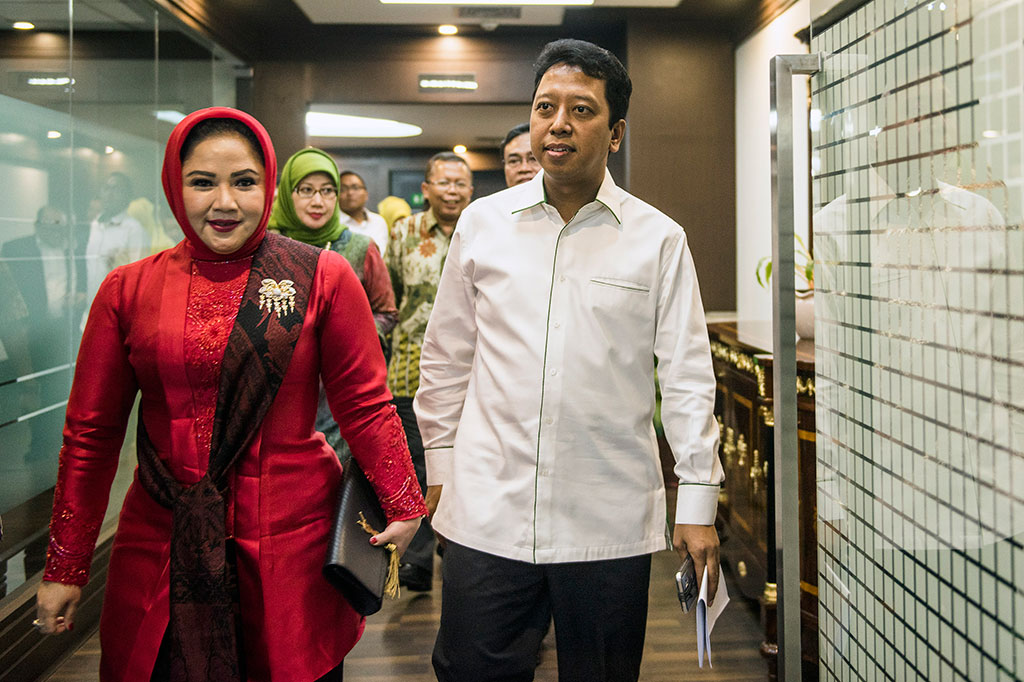 Ketua Umum PPP Romahurmuziy (kanan) berjalan bersama dengan Wakil Ketua Umum PPP Wardatul Asriah (kiri). 