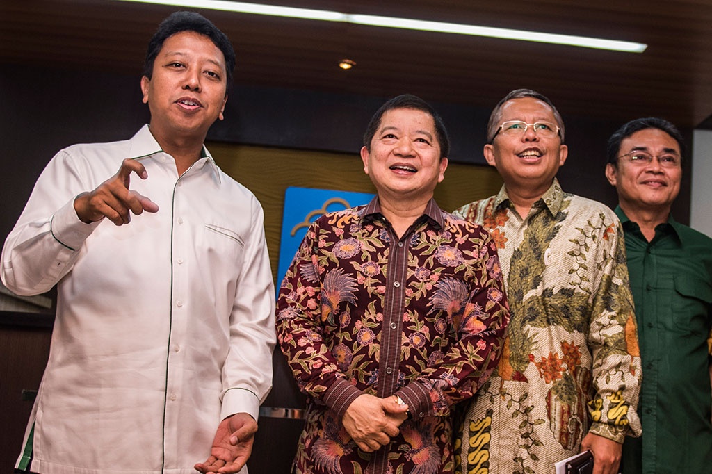 Ketua Umum PPP Romahurmuziy (kiri) bersama Ketua Majelis Pertimbangan PPP Suharso Manoarfa (kedua kiri), Sekjen PPP Arsul Sani (kedua kanan) dan Ketua DPP PPP Rahman Yaqub (kanan) memberikan keterangan kepada wartawan.