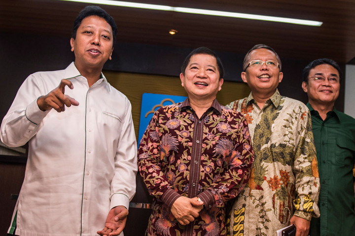 Ketua Umum PPP Romahurmuziy (kiri) bersama Ketua Majelis Pertimbangan PPP Suharso Manoarfa (kedua kiri), Sekjen PPP Arsul Sani (kedua kanan) dan Ketua DPP PPP Rahman Yaqub (kanan) memberikan keterangan kepada wartawan.
