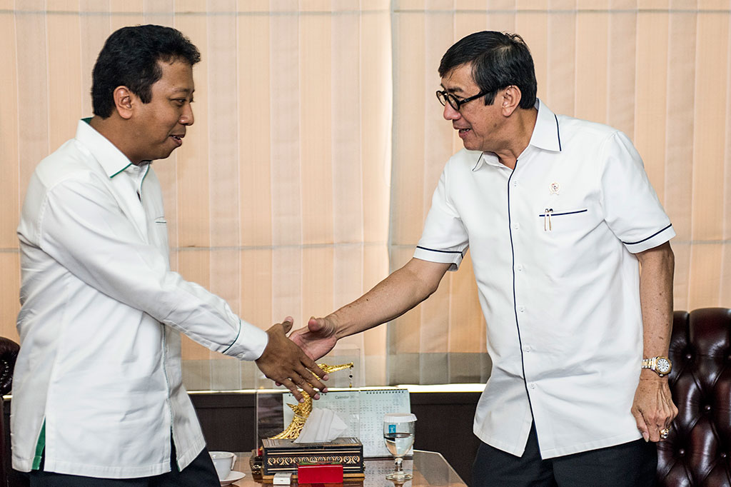Ketua Umum PPP Romahurmuziy (kiri) berjabat tangan dengan Menteri Hukum dan HAM Yasonna H Laoly (kanan). 