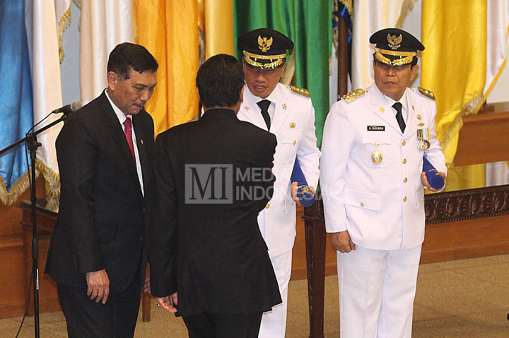 Menko Polhukam Luhut Binsar Pandjaitan (kiri) dan Mendagri Tjahjo Kumolo memberikan ucapan selamat kepada Bupati Rokan Hulu Suparman (dua kanan) dan Wakil Bupati Rokan Hulu Sukiman seusai pelantikan. 