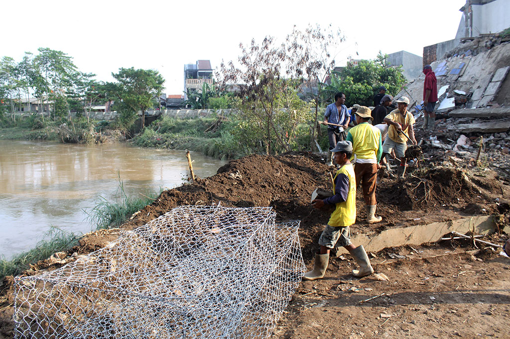 Petugas Perbaiki Tanggul Sungai Pasca Banjir Bekasi