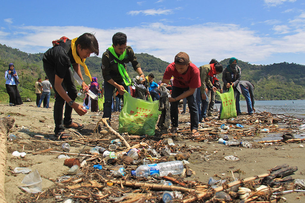 Peringati Hari Bumi, Mahasiswa Bersihkan Pantai Wisata Ujong Pancu