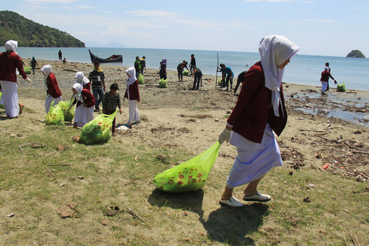 Peringati Hari Bumi, Mahasiswa Bersihkan Pantai Wisata Ujong Pancu
