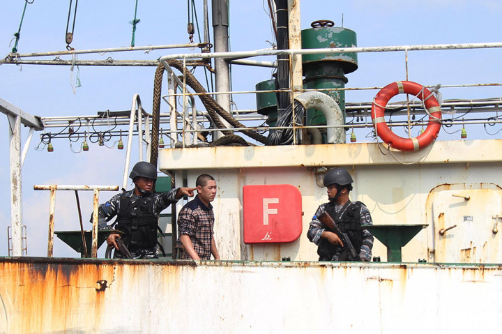 Prajurit TNI AL Tangkap Kapal Buronan Interpol