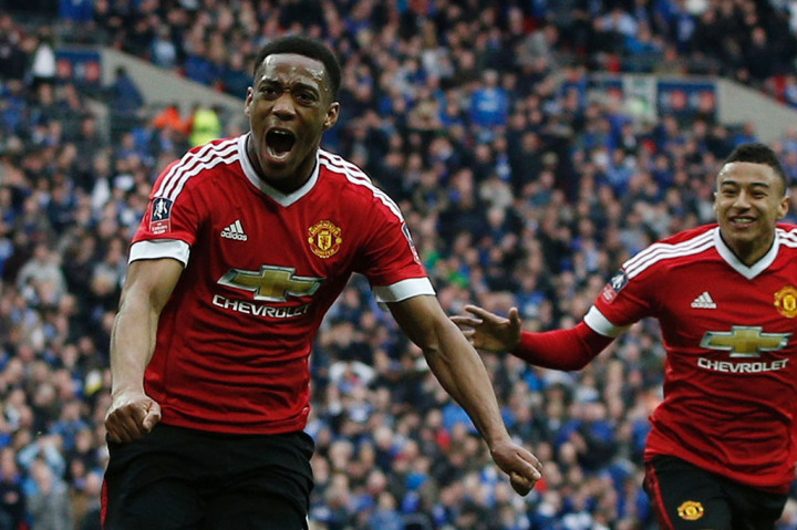 Anthoni Martial menjadi pahlawan MU lewat golnya pada masa injury time untuk membuat kedudukan menjadi 2-1.