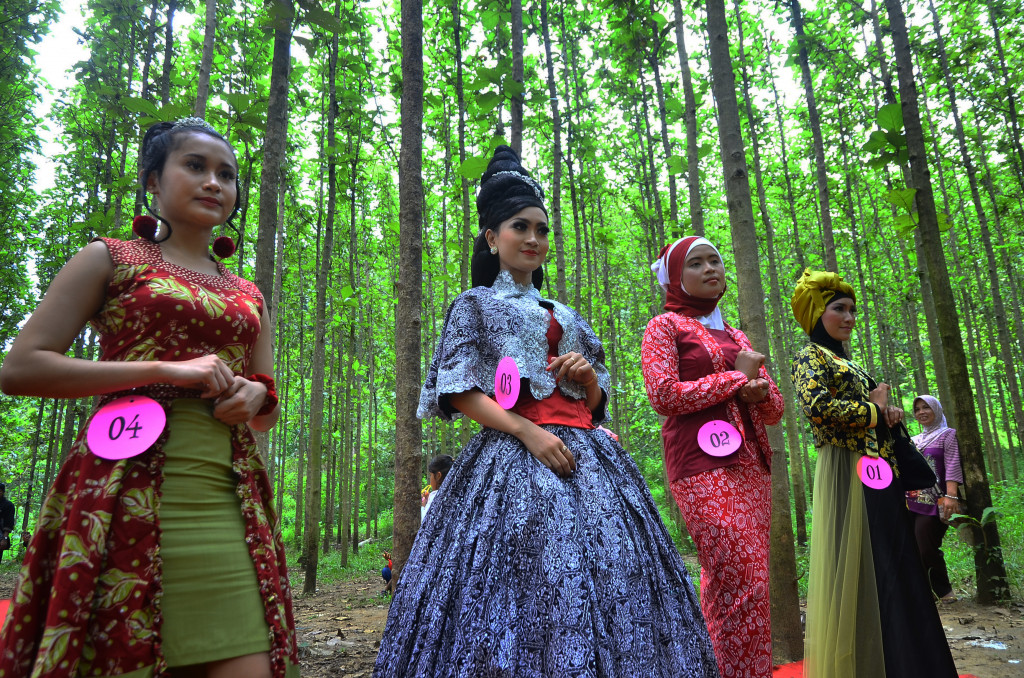 Fashion Show Batik in the Jungle Diikuti Puluhan Desainer Ibu PKK