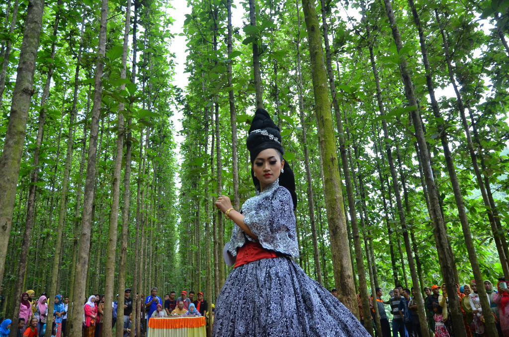Fashion Show Batik in the Jungle Diikuti Puluhan Desainer Ibu PKK