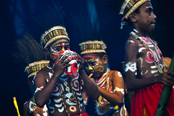 Grup musik asal Papua memainkan alat musik tradisional. 