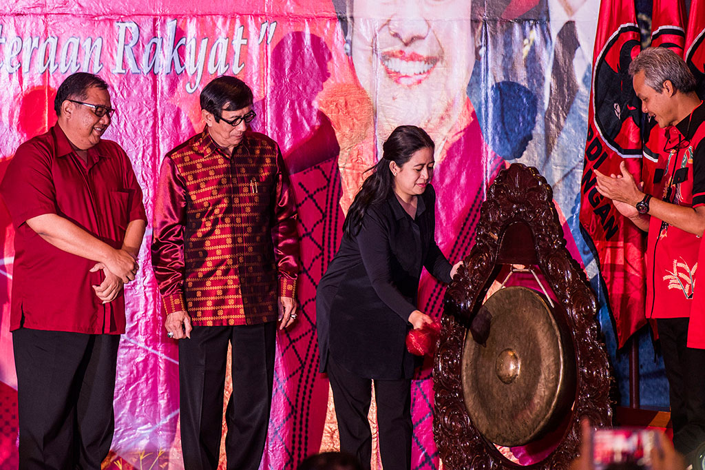 Menko Pembangunan Manusia dan Kebudayaan Puan Maharani (kedua kanan) didampingi Menteri Hukum dan HAM Yasonna H Laoly (kedua kiri), Menteri Koperasi dan UKM AA Gede Ngurah Puspayoga (kiri) dan Gubernur Jawa Tengah Ganjar Pranowo (kanan) memukul gong saat membuka Rapat Koordinasi Nasional Bidang Kemaritiman PDI Perjuangan.