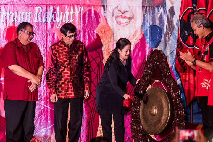 Menko Pembangunan Manusia dan Kebudayaan Puan Maharani (kedua kanan) didampingi Menteri Hukum dan HAM Yasonna H Laoly (kedua kiri), Menteri Koperasi dan UKM AA Gede Ngurah Puspayoga (kiri) dan Gubernur Jawa Tengah Ganjar Pranowo (kanan) memukul gong saat membuka Rapat Koordinasi Nasional Bidang Kemaritiman PDI Perjuangan.