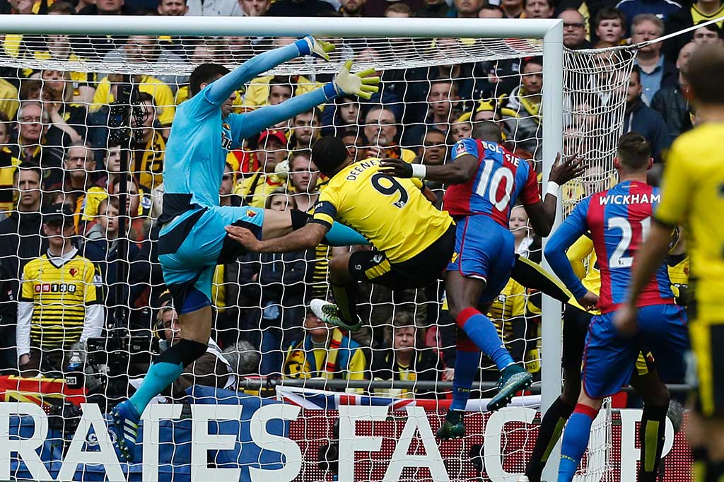 Yannick Bolasie membawa Palace memimpin terlebih dahulu pada menit ke-6 lewat tandukan menyambut tendangan sudut Yohan Cabaye.