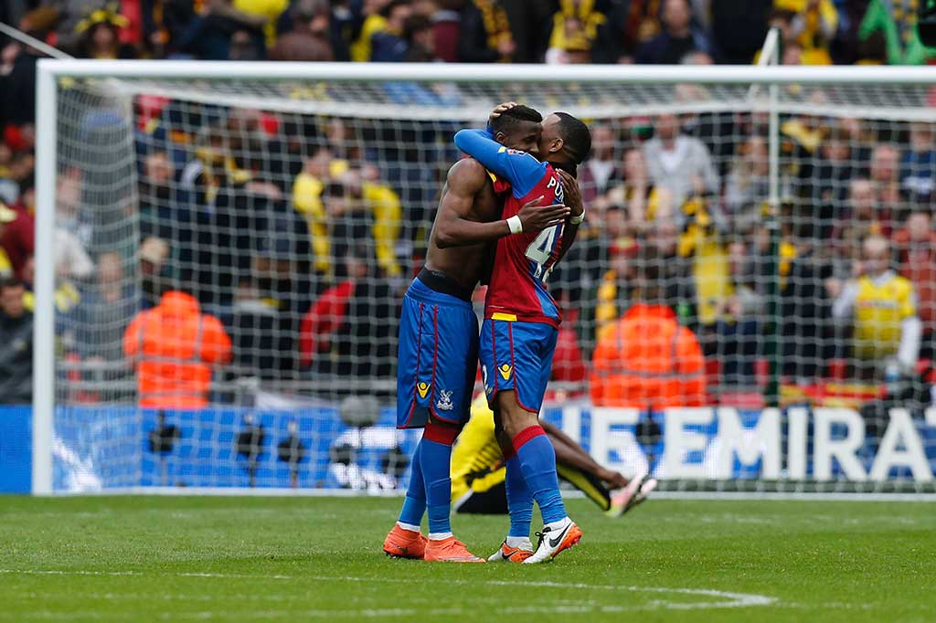 Pemain Crystal Palace Wilfried Zaha (kiri) dan Jason Puncheon meluapkan kegembiraan mereka setelah berhasil mengalahkan Watford.