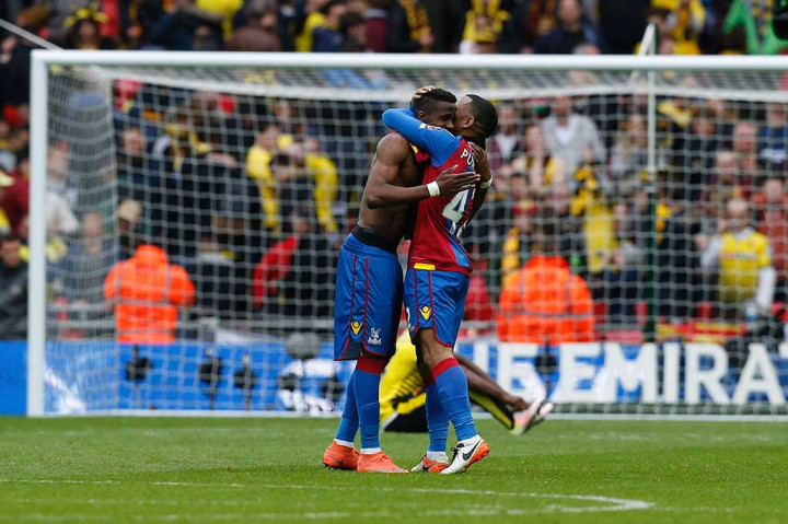 Pemain Crystal Palace Wilfried Zaha (kiri) dan Jason Puncheon meluapkan kegembiraan mereka setelah berhasil mengalahkan Watford.