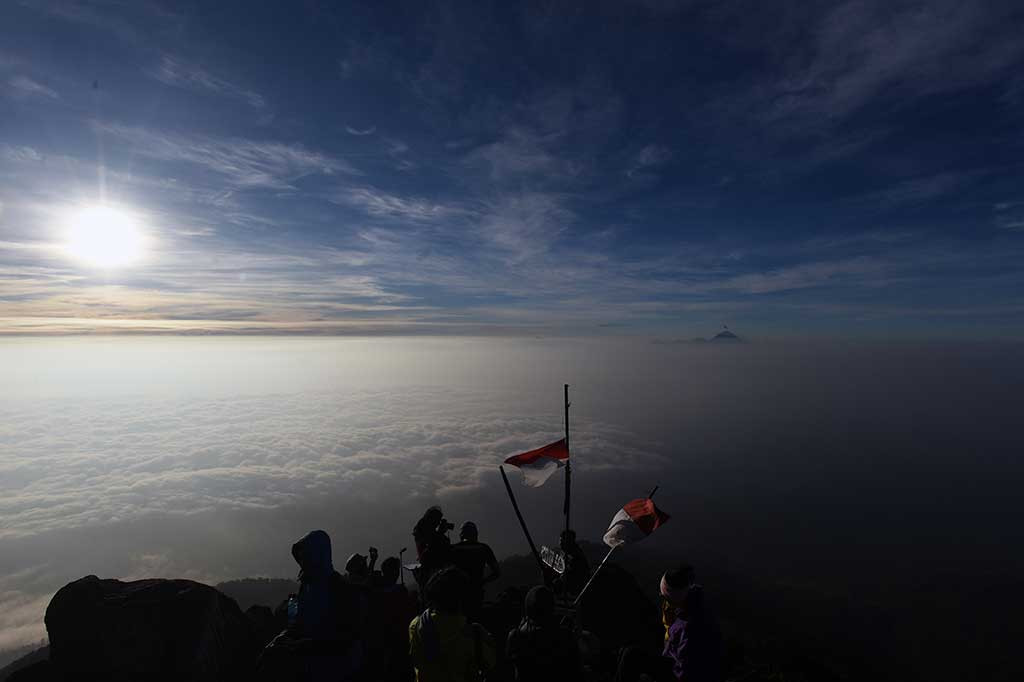 Menikmati Matahari Terbit di Gunung Arjuno