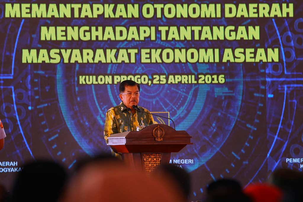 Wakil Presiden Jusuf Kalla memberikan pemaparan saat acara Peringatan Hari Otonomi Daerah ke-20 di Kulonprogo, Yogyakarta.