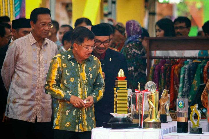 Wapres bersama Gubernur DIY Sri Sultan HB X mengamati berbagai penghargaan yang diperoleh Kabupaten Kulonprogon saat acara Peringatan Hari Otonomi Daerah ke-20.