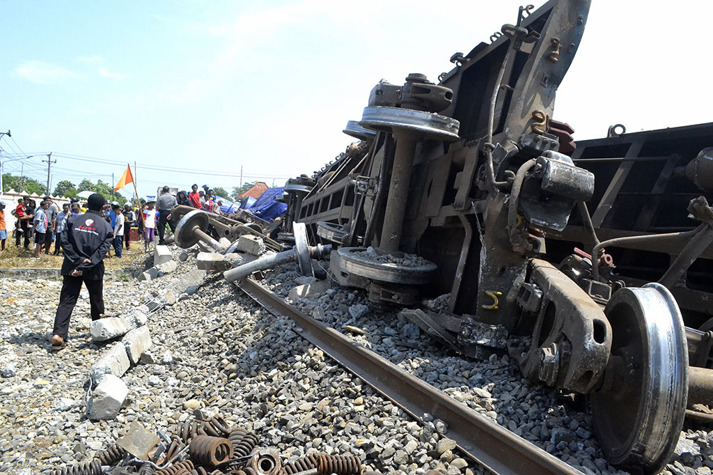 Kereta Barang Terguling di Batang