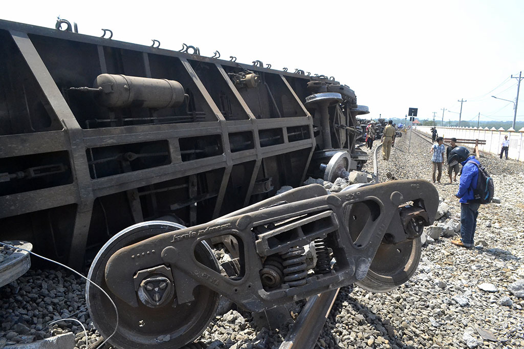 Kereta Barang Terguling di Batang
