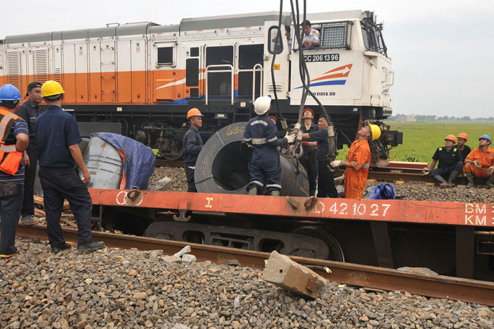 Evakuasi Muatan Baja Kereta Barang yang Terguling di Batang