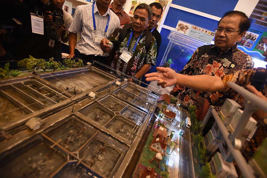 Menko Maritim dan Sumber Daya Rizal Ramli (kanan) mengamati maket. 