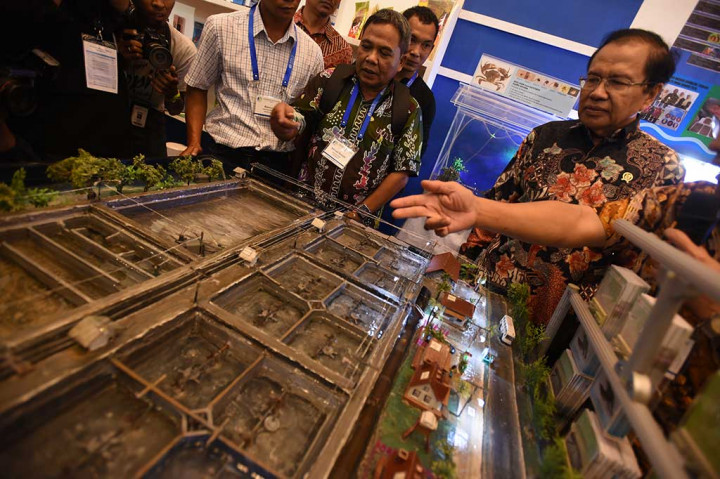Menko Maritim dan Sumber Daya Rizal Ramli (kanan) mengamati maket. 