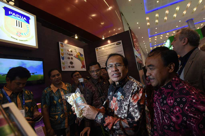 Menko Maritim dan Sumber Daya Rizal Ramli didampingi Menteri Perindustrian Saleh Husin mencoba krupuk ikan.