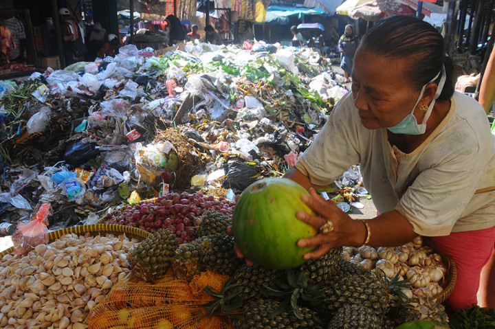 Tumpukan Sampah di Pasar Induk Klaten Pengaruhi Pendapatan Pedagang