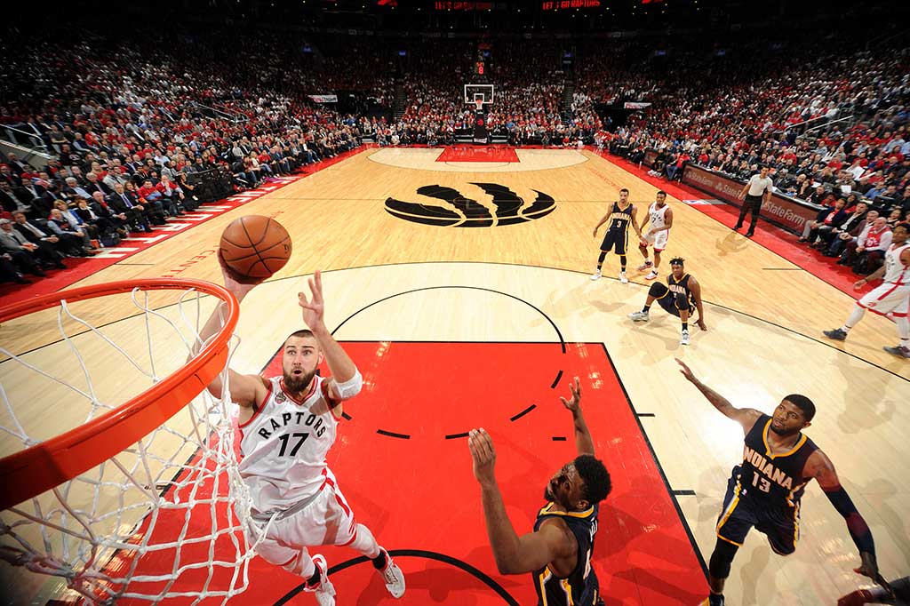 Dan Jonas Valanciunas menambahkan 11 poin.