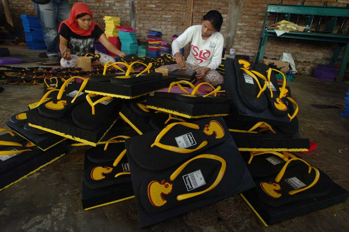 Pengrajin Sandal Spon Tingkatkan Inovasi Produknya