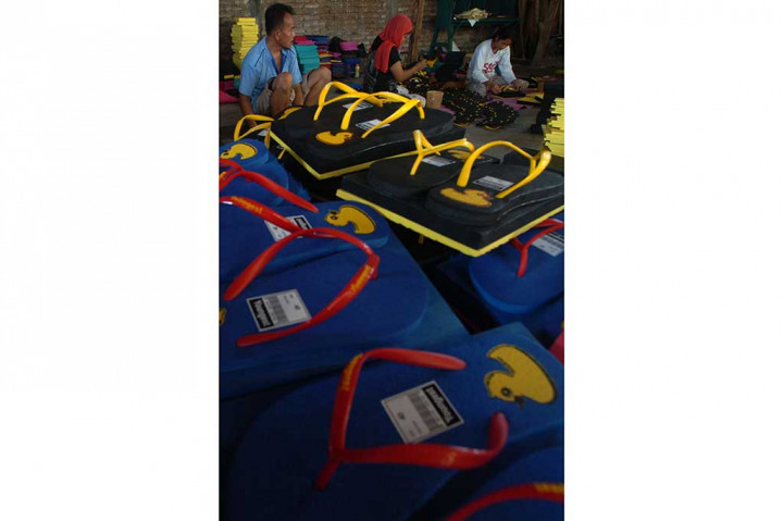 Pengrajin Sandal Spon Tingkatkan Inovasi Produknya