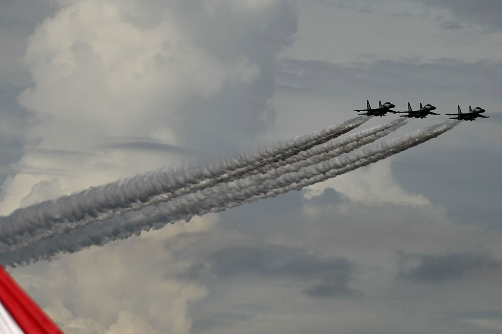 Atraksi Pesawat Sukhoi Meriahkan HUT Sulteng