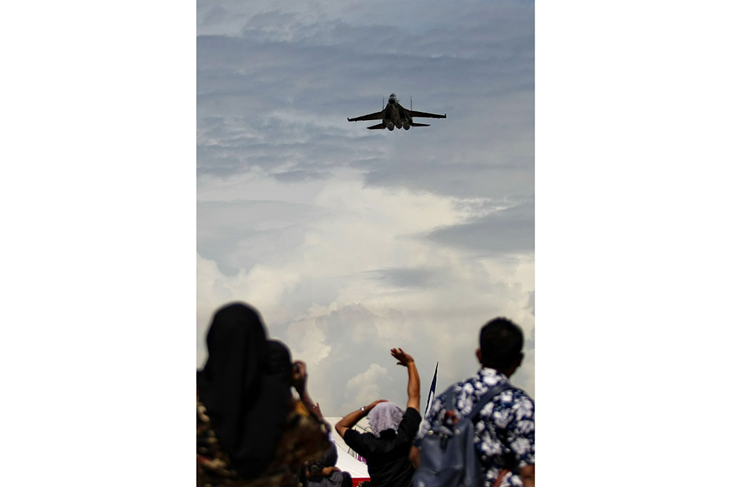 Atraksi Pesawat Sukhoi Meriahkan HUT Sulteng