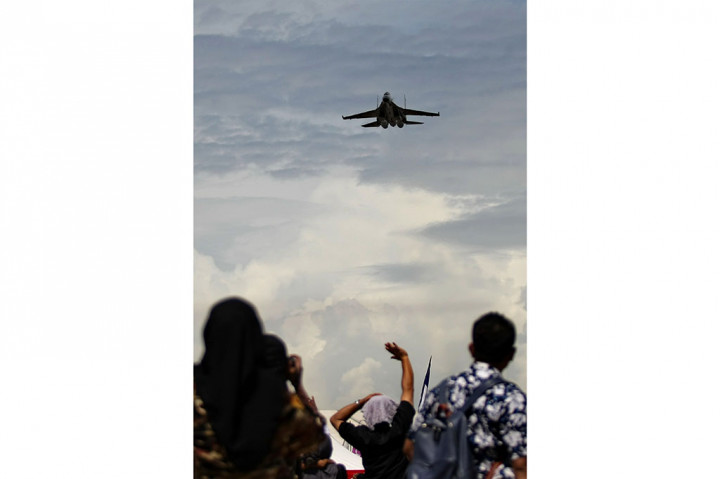 Atraksi Pesawat Sukhoi Meriahkan HUT Sulteng