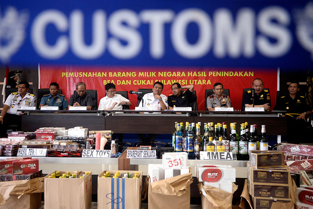 Gubernur Sulut Olly Dondokambey (kelima kiri) dan Dirjen Bea dan Cukai Heru pambudi (keempat kanan) mengikuti jumpa pers di Kantor Kantor Pengawasan dan Pelayanan Bea Cukai (KPPBC) Manado.