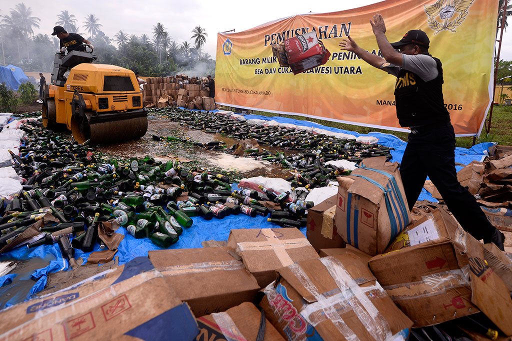 Petugas Bea Cukai Manado Musnahkan Barang Sitaan