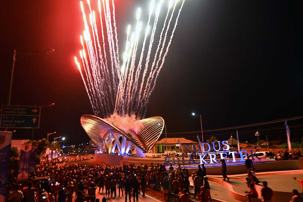 Gerbang berbentuk daun tembakau yang melambangkan kota asal dari rokok kretek yaitu kota Kudus tersebut memiliki jumlah jari-jari sebanyak 59 yang bermakna tersirat yaitu angka 5 sebagai lambang rukun islam, dan angka 9 melambangkan Wali Songo.