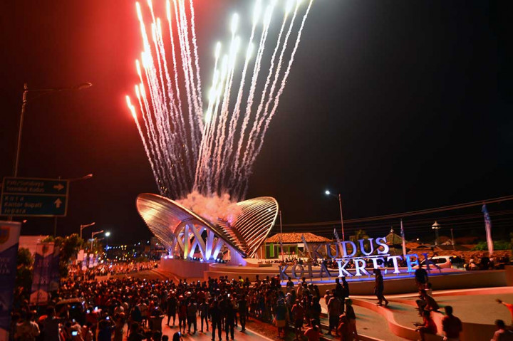 Gerbang berbentuk daun tembakau yang melambangkan kota asal dari rokok kretek yaitu kota Kudus tersebut memiliki jumlah jari-jari sebanyak 59 yang bermakna tersirat yaitu angka 5 sebagai lambang rukun islam, dan angka 9 melambangkan Wali Songo.