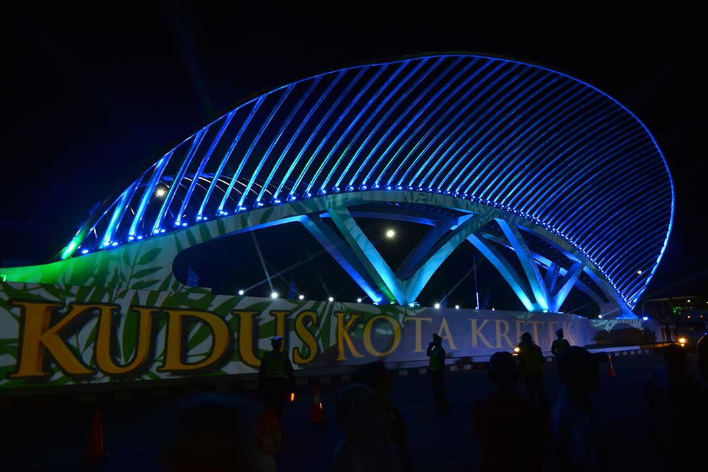 Gerbang tersebut memiiki empat tiang cengkeh yang melambangkan empat pilar kebangsaan yaitu Pacasila, UUD 1945, Bhinneka Tunggal Ika, dan NKRI. 