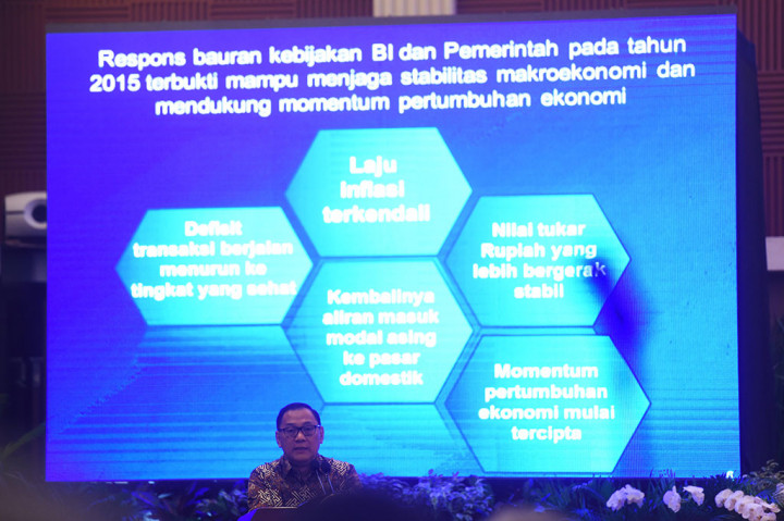 Gubernur Bank Indonesia Agus Martowardojo memberikan pidato dalam acara peluncuran Buku Laporan Perekonomian Indonesia 2015. 