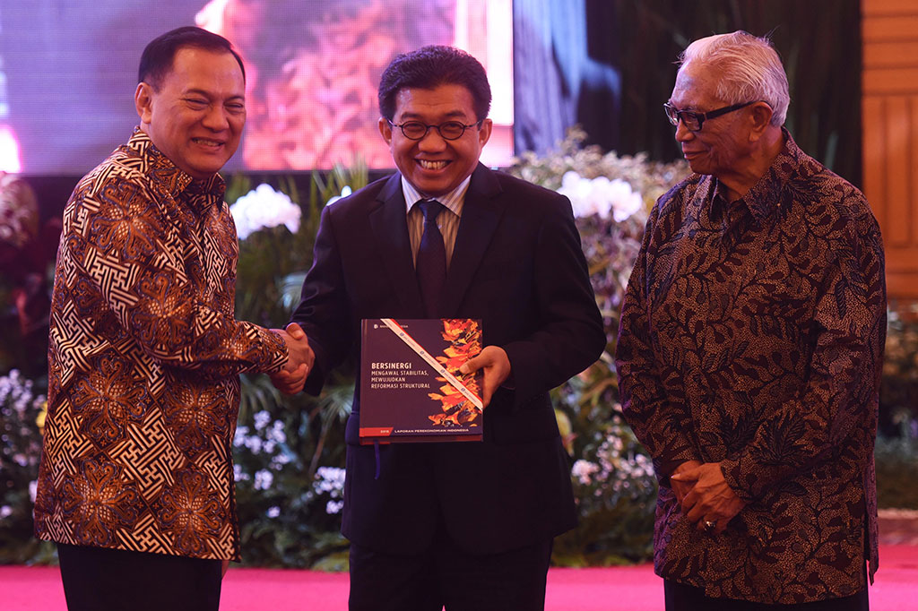 Gubernur Bank Indonesia Agus Martowardojo (kiri) berjabat tangan dengan Ketua Otoritas Jasa Keuangan Muliaman D Hadad (tengah) disaksikan mantan Gubernur BI Rachmad Saleh.