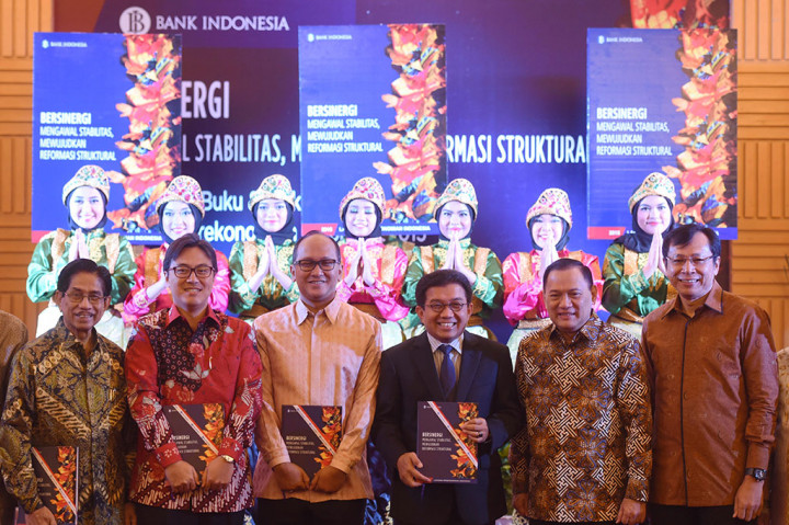 Gubernur Bank Indonesia Agus Martowardojo (kedua kanan) bersama Ketua Otoritas Jasa Keuangan Muliaman D Hadad (ketiga kanan), Kepala Eksekutif Lembaga Penjamin Simpanan Fauzi Ichsan (kedua kiri), Ketua Kadin Rosan P. Roeslani (ketiga kiri), mantan Gubernur BI Adrianus Mooy (kiri) dan pengamat ekonomi Raden Pardede melakukan foto bersama.