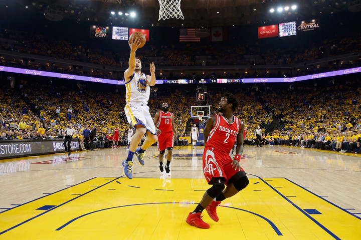 Klay Thompson memimpin Warriors dengan 27 poin.