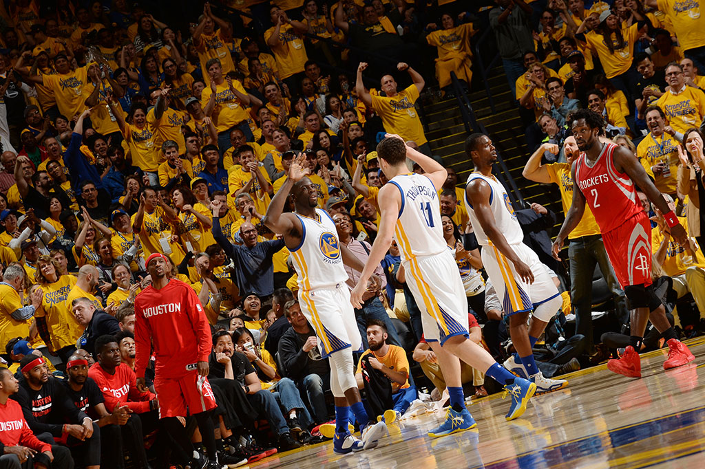Klay Thompson dan Draymond Green meluapkan kegembiraan mereka.
