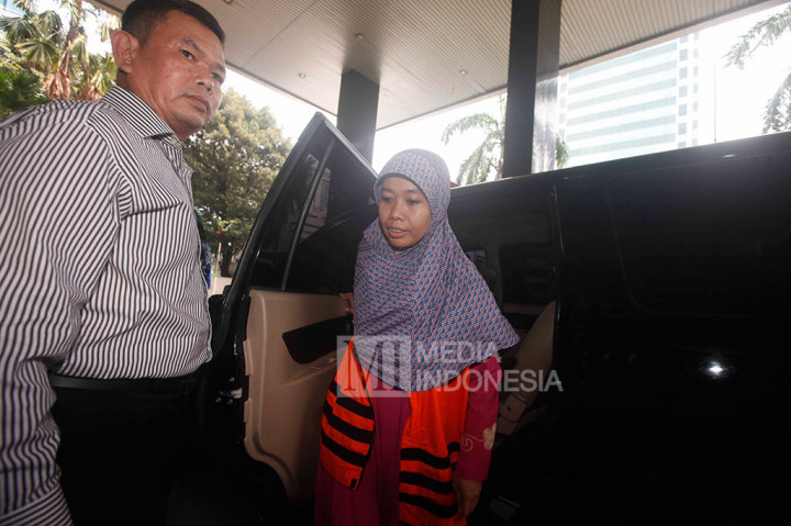 Jaksa Penuntut Umum pada Kejaksaan Tinggi Jawa Barat Deviyanti Rochaeni dikawal petugas memasuki Gedung KPK. 