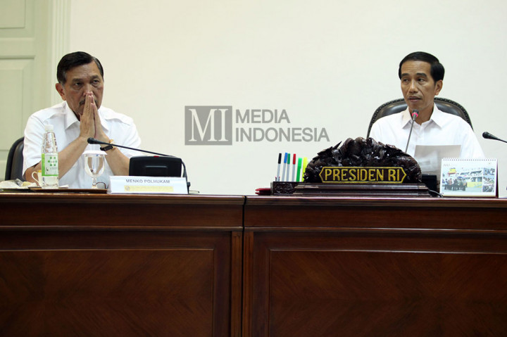 Menko Polhukam Luhut Pandjaitan duduk di samping Presiden Joko Widodo saat mengikuti rapat terbatas.
